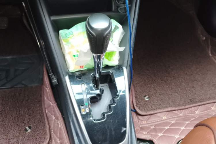Used Toyota YARiS L Zhi Xuan 2016 Revised Version 1.5G CVT with Dynamic Sunroof Gear Lever