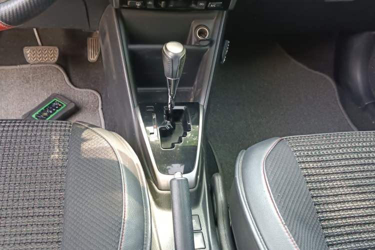 Used Toyota YARiS L Zhi Xuan 2016 Revised Version 1.5G CVT with Dynamic Sunroof Gear Lever