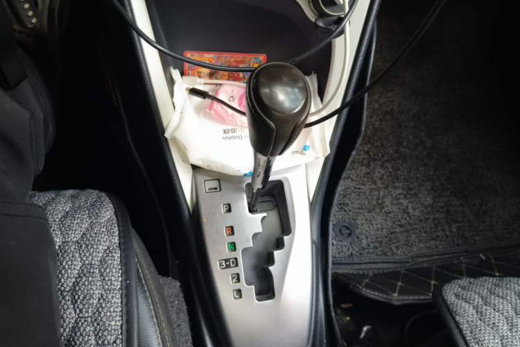 Used Toyota YARiS L Zhi Xuan 2016 1.5G Automatic XunSu Model with Sunroof Gear Lever