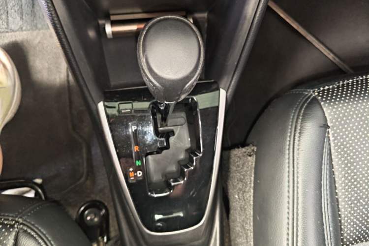 Used Toyota YARiS L Zhi Xuan 2016 Revised Version 1.5G CVT with Dynamic Sunroof Gear Lever
