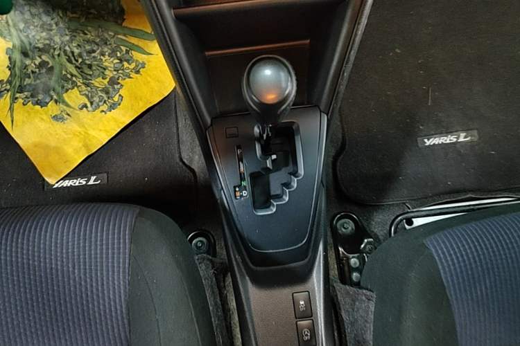 Used Toyota YARiS L Zhi Xuan 2016 Revised 1.5E CVT Charming Edition Gear Lever