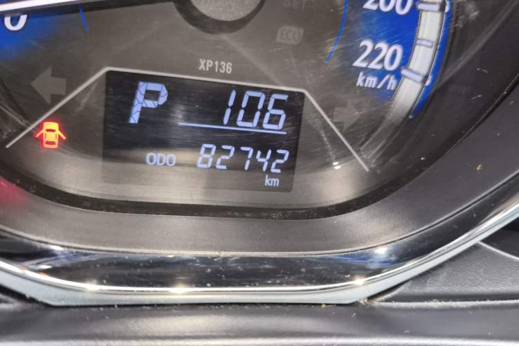 Used Toyota YARiS L Zhi Xuan 2016 Revised Version 1.5G CVT with Dynamic Sunroof Odometer Close Up