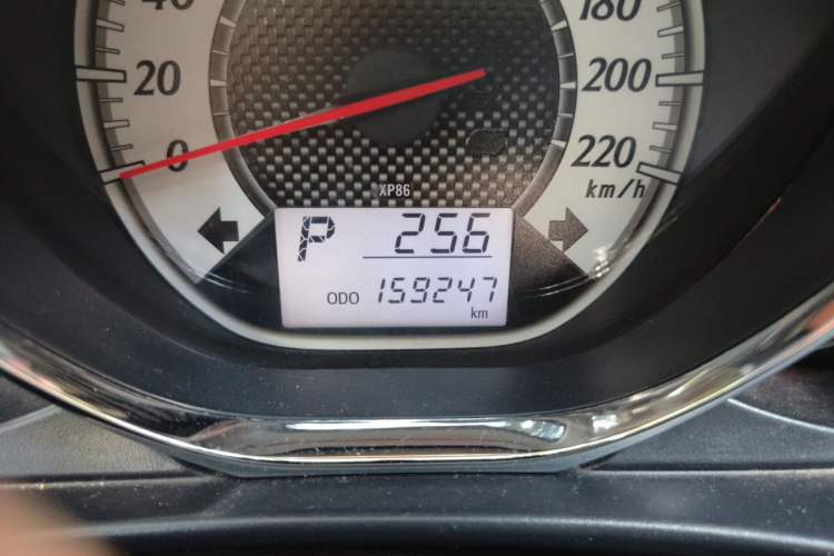 Used Toyota YARiS L Zhi Xuan 2016 1.5G Automatic XunSu Model with Sunroof Odometer Close Up