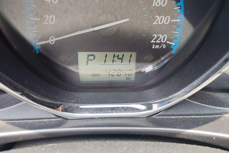 Used Toyota YARiS L Zhi Xuan 2017 1.5E CVT Enhanced Performance Edition Odometer Close Up