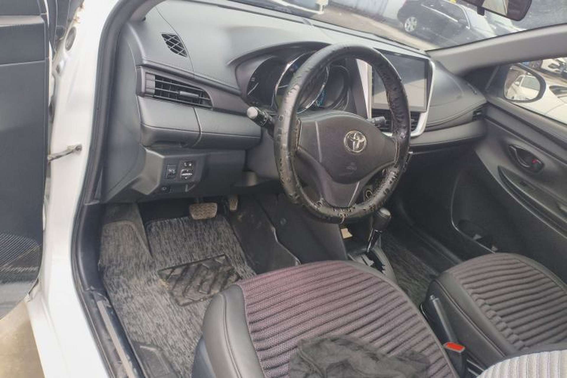 Used Toyota YARiS L Zhi Xuan 2017 1.5E CVT Enhanced Performance Edition Center Console