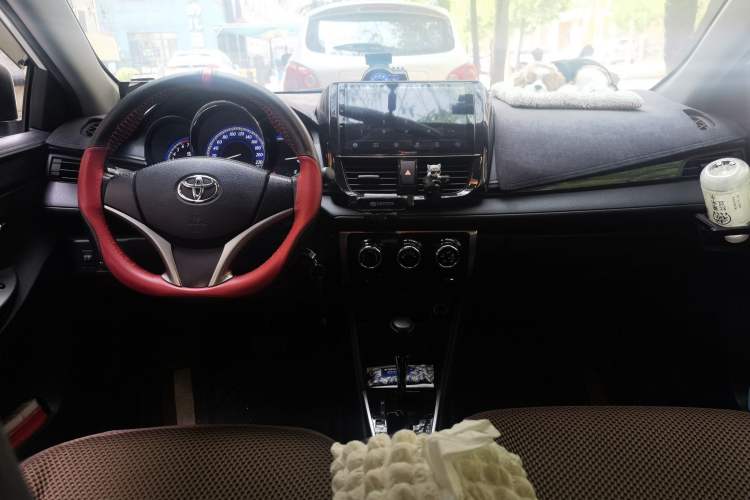 Used Toyota YARiS L Zhi Xuan 2017 1.5G CVT JingSu Model with Upgraded Sunroof Center Console