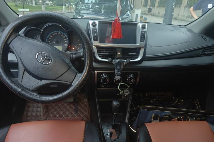 Used Toyota YARiS L Zhi Xuan 2017 1.5E CVT Enhanced Performance Edition Center Console