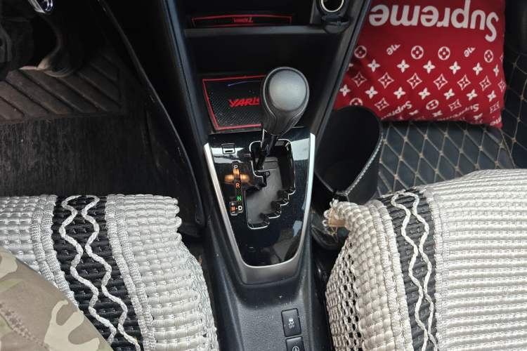 Used Toyota YARiS L Zhi Xuan 2017 1.5G CVT JingSu Model with Upgraded Sunroof Gear Lever