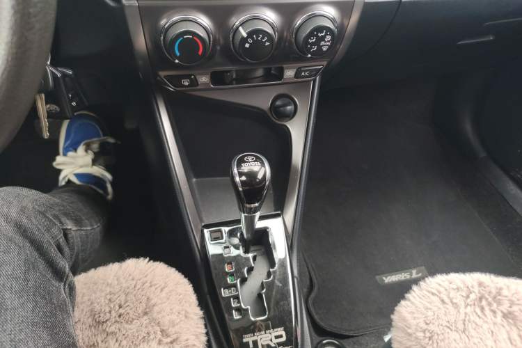 Used Toyota YARiS L Zhi Xuan 2017 1.5E CVT Enhanced Performance Edition Gear Lever