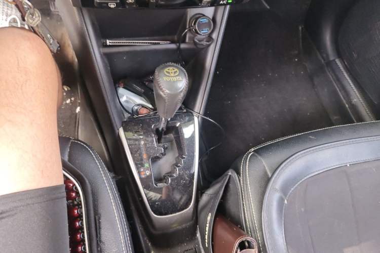 Used Toyota YARiS L Zhi Xuan 2017 1.5G CVT JingSu Model with Upgraded Sunroof Gear Lever
