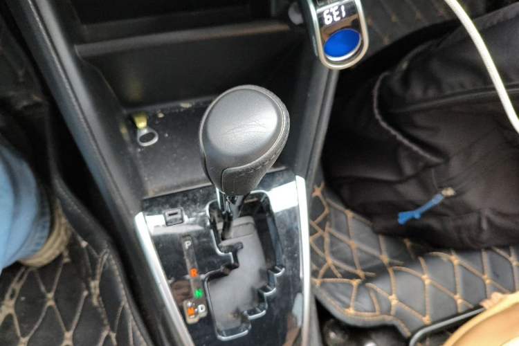 Used Toyota YARiS L Zhi Xuan 2017 1.5G CVT JingSu Model with Upgraded Sunroof Gear Lever