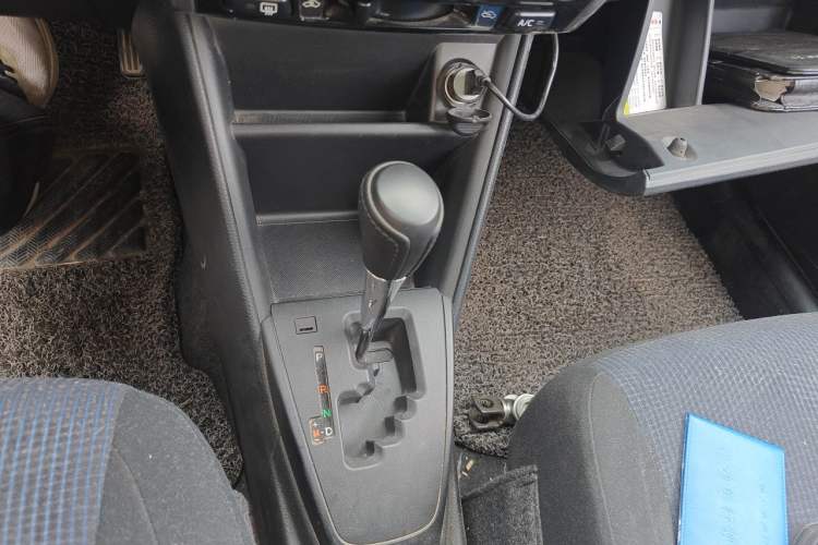 Used Toyota YARiS L Zhi Xuan 2017 1.5E CVT Enhanced Performance Edition Gear Lever