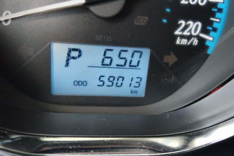 Used Toyota YARiS L Zhi Xuan 2017 1.5E CVT Enhanced Performance Edition Odometer Close Up