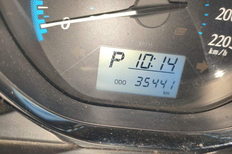 Used Toyota YARiS L Zhi Xuan 2017 1.5E CVT Enhanced Performance Edition Odometer Close Up