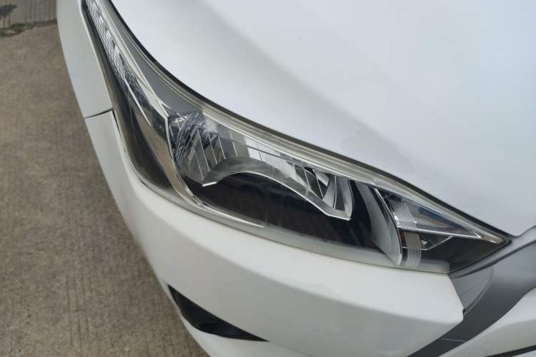 Used Toyota YARiS L Zhi Xuan 2017 1.5E CVT Enhanced Performance Edition Right Front Headlight