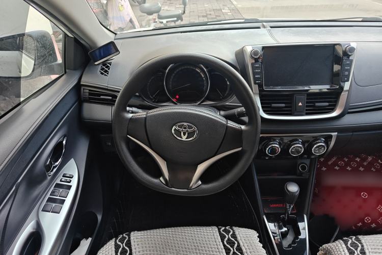 Used Toyota YARiS L Zhi Xuan 2017 1.5G CVT JingSu Model with Upgraded Sunroof Steering Wheel