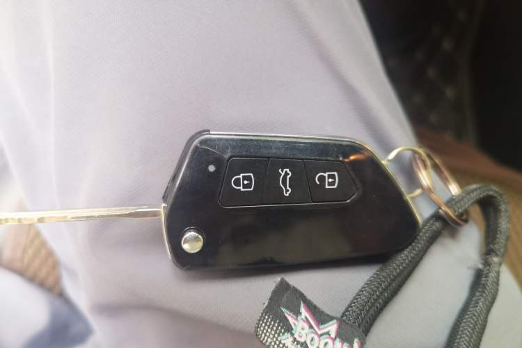 Used Toyota YARiS L Zhi Xuan 2017 1.5G CVT JingSu Model with Upgraded Sunroof Vehicle Key