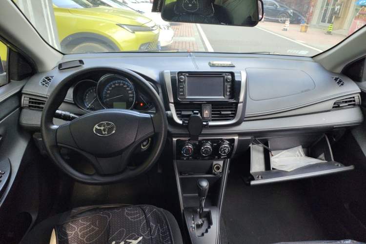 Used Toyota YARiS L Zhi Xuan 2017 1.5E CVT Enhanced Performance Edition Center Console