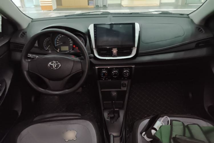 Used Toyota YARiS L Zhi Xuan 2018 1.5E CVT Champion Limited Edition Center Console