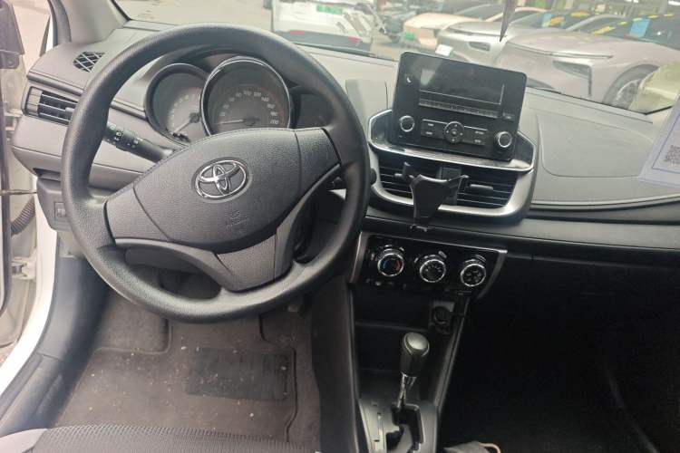 Used Toyota YARiS L Zhi Xuan 2020 X-Trail X 1.5L CVT Leading Edition Center Console