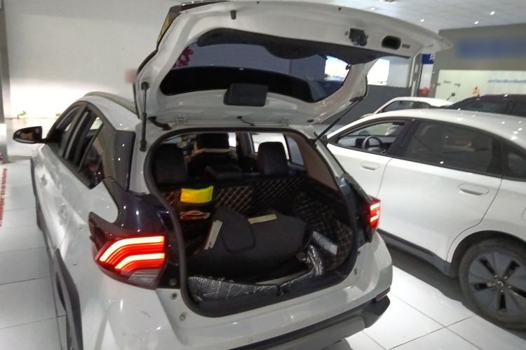 Used Toyota YARiS L Zhi Xuan 2020 X-Trail X 1.5L CVT Luxury Edition Trunk