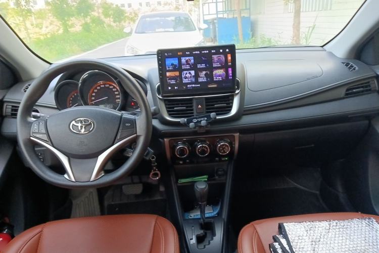 Used Toyota YARiS L Zhi Xuan 2022 1.5L CVT Leading PLUS Edition Center Console