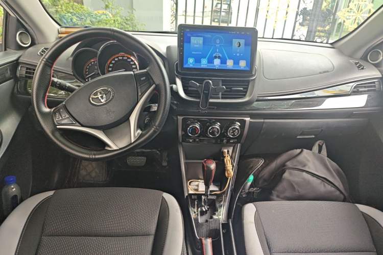 Used Toyota YARiS L Zhi Xuan 2022 1.5L CVT Leading PLUS Edition Center Console
