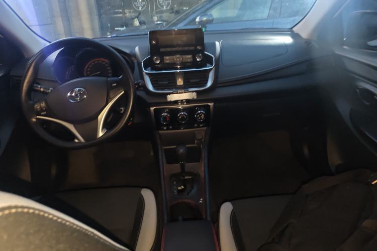 Used Toyota YARiS L Zhi Xuan 2022 X-Trail 1.5L CVT Leading PLUS Edition Center Console