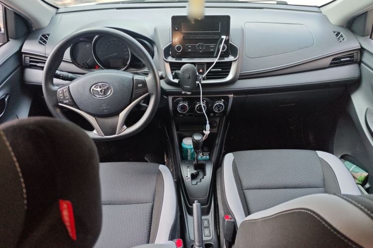 Used Toyota YARiS L Zhi Xuan 2022 1.5L CVT Leading PLUS Edition Center Console