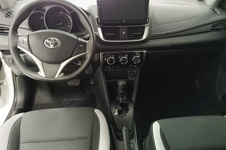 Used Toyota YARiS L Zhi Xuan 2022 1.5L CVT Leading PLUS Edition Center Console