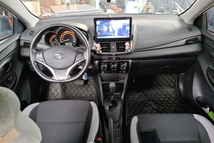 Used Toyota YARiS L Zhi Xuan 2022 1.5L CVT Leading PLUS Edition Center Console