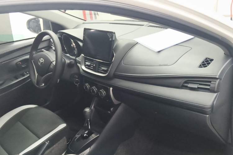 Used Toyota YARiS L Zhi Xuan 2022 X-Trail 1.5L CVT Leading PLUS Edition Center Console