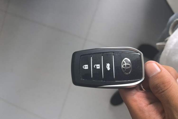 Used Toyota YARiS L Zhi Xuan 2022 X-Trail 1.5L CVT Luxury PLUS Edition Vehicle Key