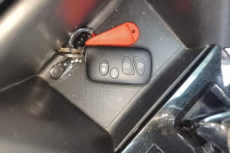 Used Toyota YARiS L Zhi Xuan 2022 X-Trail 1.5L CVT Luxury PLUS Edition Vehicle Key