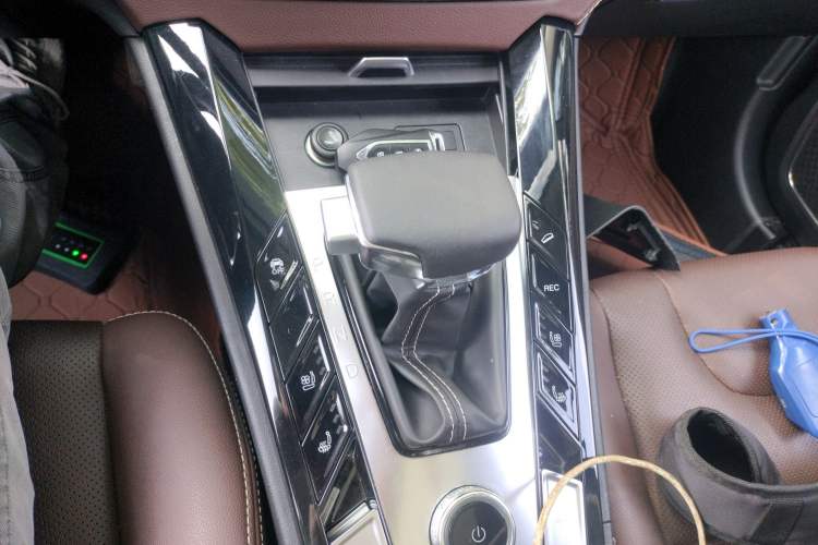 Used TRAUM S70 2018 1.5T Automatic Luxury 7-Seater Gear Lever
