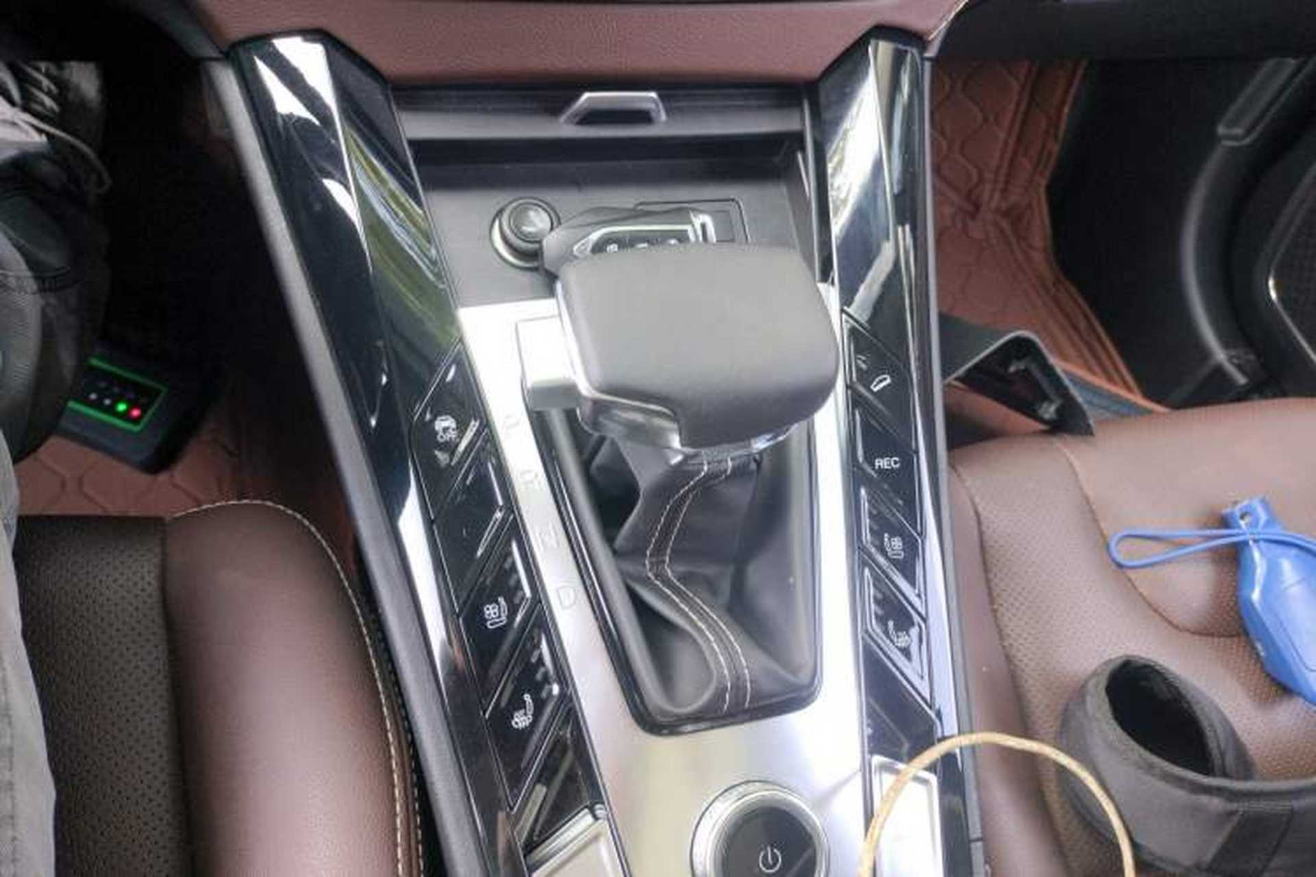 Used TRAUM S70 2018 1.5T Automatic Luxury 7-Seater Gear Lever