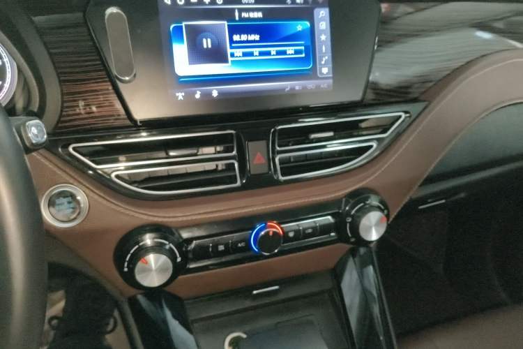 Used TRAUM S70 2018 1.5T Automatic Comfort Model 7 Seats Audio And AC Panel