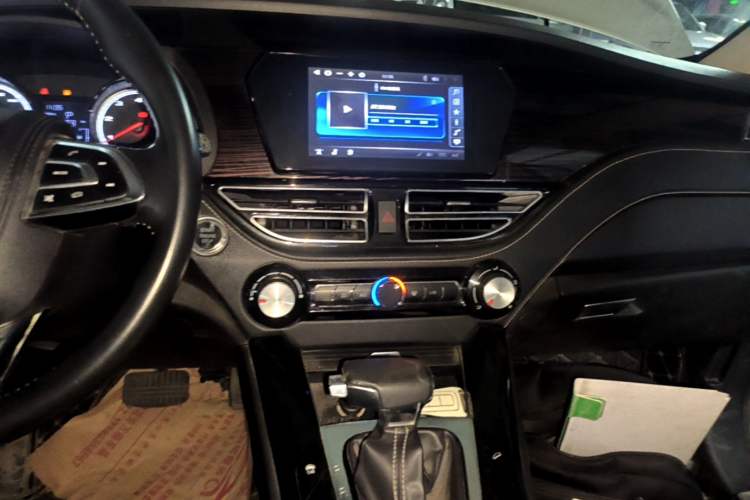 Used TRAUM S70 2018 1.5T Automatic Standard Edition 5 Seats Audio And AC Panel