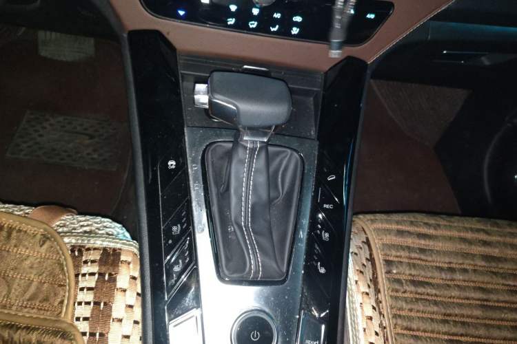 Used TRAUM S70 2018 1.5T Automatic Luxury 7-Seater Gear Lever