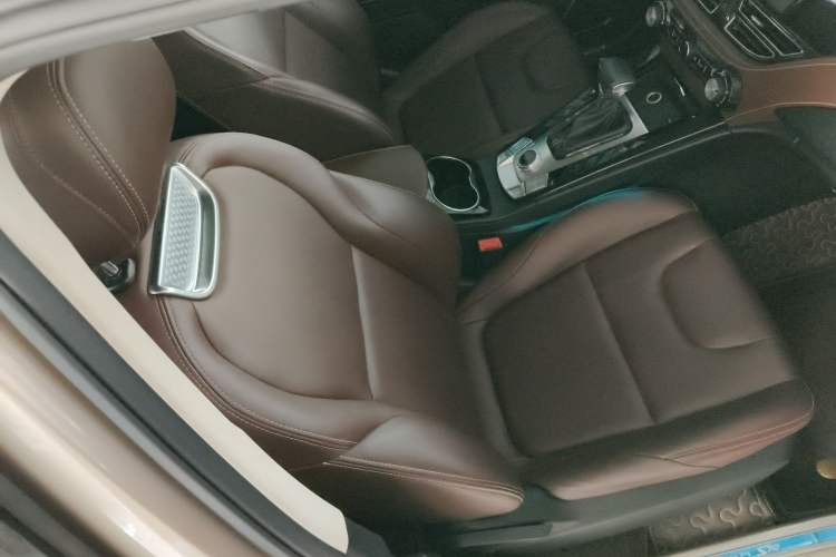Used TRAUM S70 2018 1.5T Automatic Comfort Model 7 Seats Right Front Seat