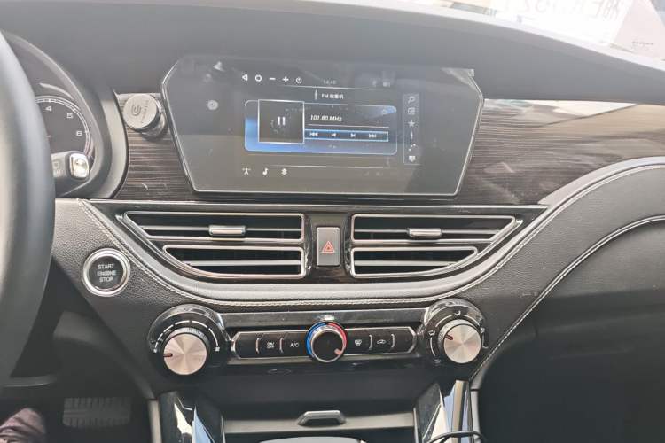 Used TRAUM S70 2018 1.5T Automatic Standard Model 7 Seats Audio And AC Panel