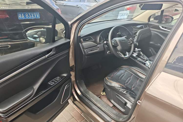 Used TRAUM S70 2018 1.5T Automatic Standard Model 7 Seats Interior 3