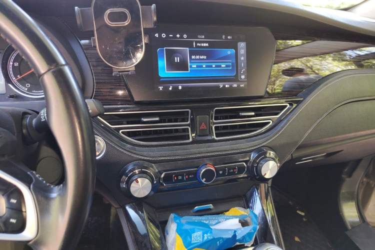Used TRAUM S70 2018 1.5T Manual Standard Model 7 Seats Audio And AC Panel
