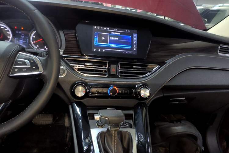 Used TRAUM S70 2018 1.5T Automatic Standard Edition 5 Seats Audio And AC Panel