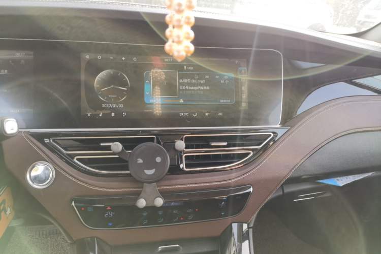 Used TRAUM S70 2018 1.5T Automatic Luxury Sporty 7-Seater Audio And AC Panel