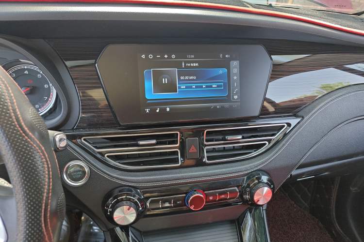 Used TRAUM S70 2018 1.5T Automatic Standard Model 7 Seats Audio And AC Panel