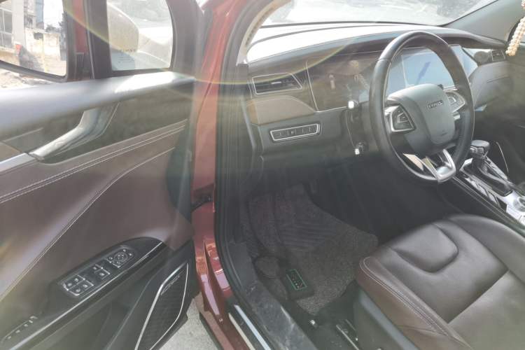 Used TRAUM S70 2018 1.5T Automatic Luxury Sporty 7-Seater Driver Seat