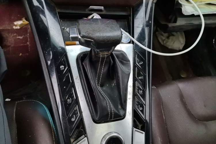 Used TRAUM S70 2018 1.5T Automatic Luxury 7-Seater Gear Lever