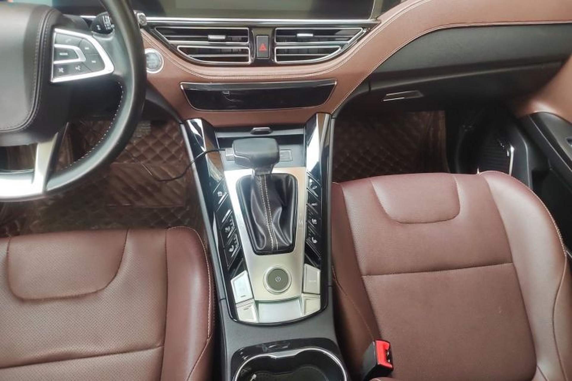 Used TRAUM S70 2018 1.5T Automatic Luxury 7-Seater Gear Lever