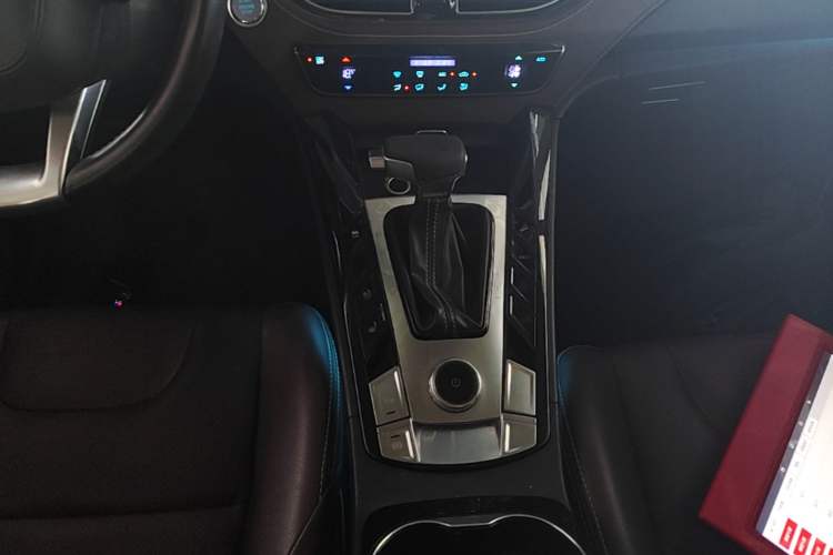Used TRAUM S70 2018 1.5T Automatic Luxury 7-Seater Gear Lever